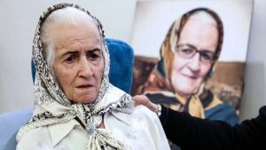 تصویری از ملکه رنجبر با لباس سفید و روسری سفید