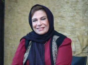 گوهر خیراندیش با لباس زرشکی و شال مشکی