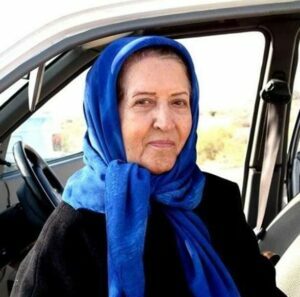 تصویر پروین ملکی با لباس مشکی و روسری ابی