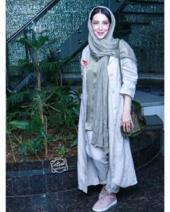 تیپ اسپرت سحر جعفری جوزانی با مانتو سفید وشال طوسی