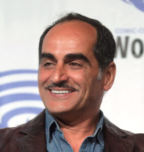 عکسی از نوید نگهبان با کت قهوه ای با لباس ابی