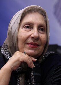 شیرین یزدان‌بخش با مانتو مشکی و روسری کرم