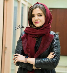 تیپ چرم آوا دارویت با شال قرمز