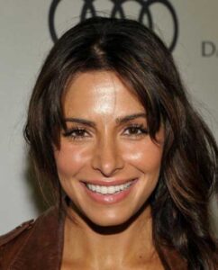 سارا شاهی با کت قهوه ای