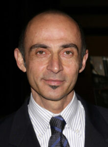 تیپ رسمی شان طوب با کت مشکی و پیراهن سفید