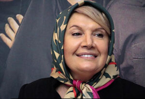 شهین تسلیمی با مانتو مشکی و روسری طرح دار