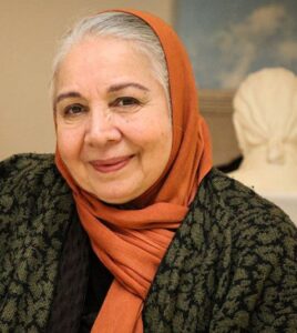 تصویری از شمسی فضل اللهی با شال نارنجی و لباس بافت