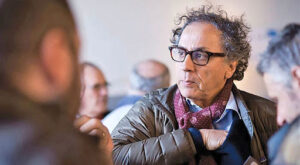 عکسی از داریوش خنجی با کاپشن قهوه ای