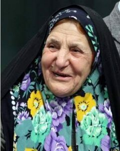 عکسی از حلیمه سعیدی با چادر و روسری گل گلی