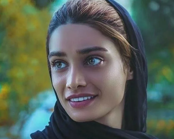 تینا آخوندتبار با موی قهوه ای و شال مشکی