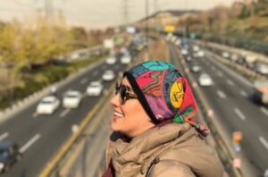 بهاره افشاری با کاپشن کرم و کلاه