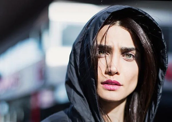 تینا آخوندتبار با موی بلند و کلاه