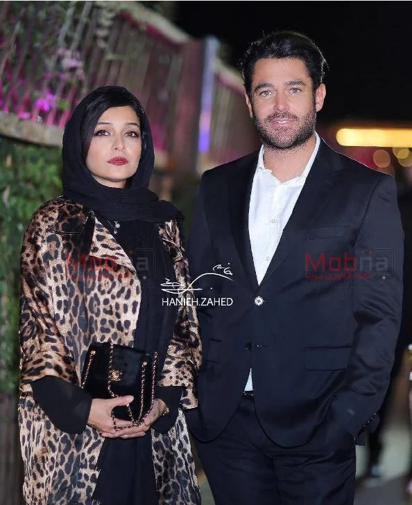 محمدرضا گلزار با کت و شلوار سرمه‌ای و ساره بیات با لباس زسمی پلنگی در جشن حافظ