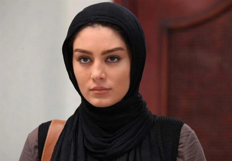 عکس های بدون آرایش سحر قریشی با شال مشکی 