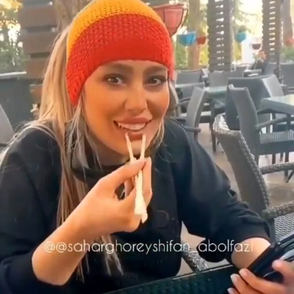 سحر قریش با کلاه در حال خوردن غذای چینی - عکس بی حجاب سحرقریشی