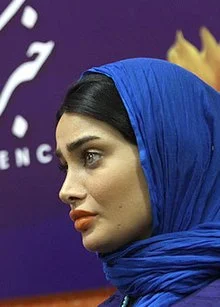 تینا آخوندتبار با روسری آبی و موی مشکی