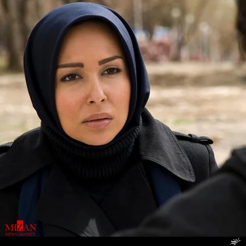 پرستو صالحی با مقنعی سورمه ای و بارونی - عمل زیبایی پرستو صالحی