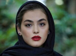 ریحانه پارسا با شال مشکی