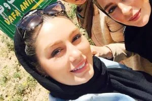 سحر قریشی با شال مشکی و عینک آفتابی - عکس های بدون آرایش سحر قریشی