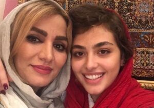 ریحانه پارسا با روسری قرمز در کنار مادرش