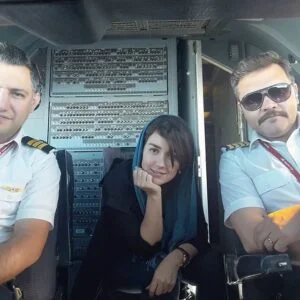 افسانه پاکرو در کنار دو خلبان