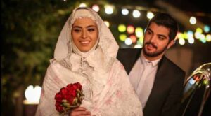ریحانه پارسا با لباس عروس در کنار سینا مهراد در سریال پدر