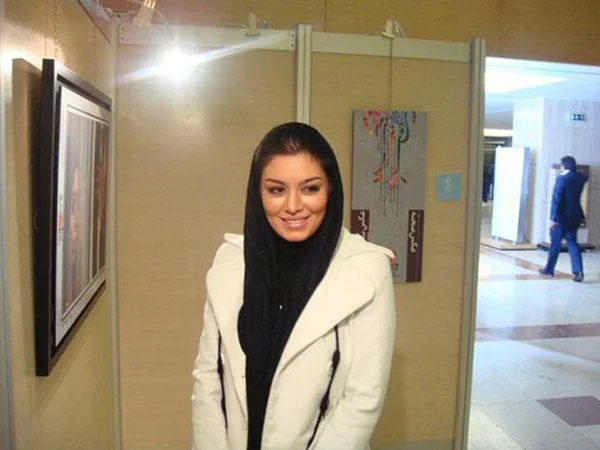 سحر قریشی با شال مشکی و پالتو سفید در نمایشگاه - عکس های بدون آرایش سحر قریشی