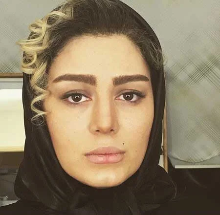 سحر قریشی با روسری مشکی و موی فر - عکس های بدون آرایش سحر قریشی