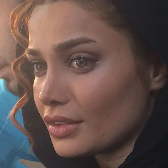 تینا آخوندتبار با بینی عمل شده و موی فر
