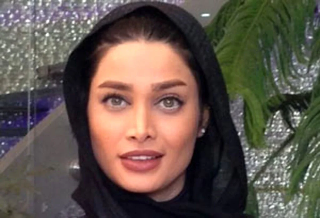 تینا آخوندتبار با موی مشکی