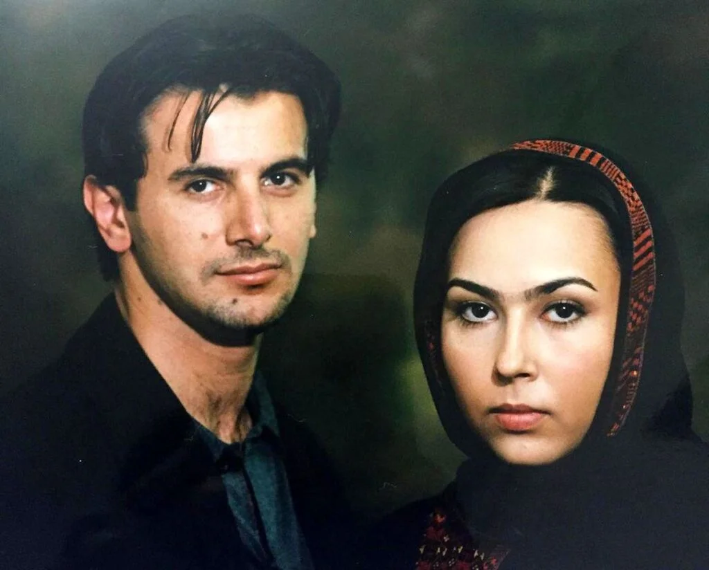 جوانی پرستو صالحی با شال مشکی در کنار امین حیایی