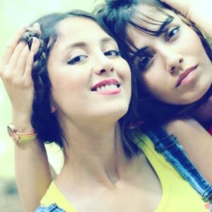 بهارک صالح نیا و خواهرش