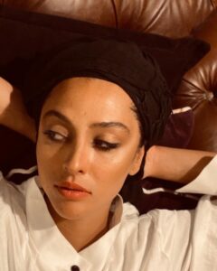 آناهیتا درگاهی با لباس سفید و شال مشکی