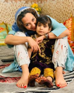 عکسی از آناهیتا درگاهی با دختری با لباس بلوچی