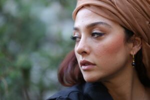 عکس پرتره آناهیتا درگاهی با شال قهوه ای