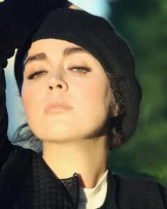 تیپ مشکی افسانه پاکرو با کلاه مشکی