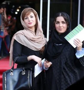 افسانه پاکرو به همراه خواهرش سعیده پاکرو