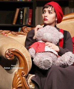 گریم آناهیتا درگاهی در صحنه ای از تئاتر