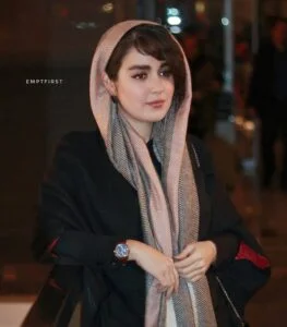 افسانه پاکرو با مانتو مشکی و شال بافت گلبه ای