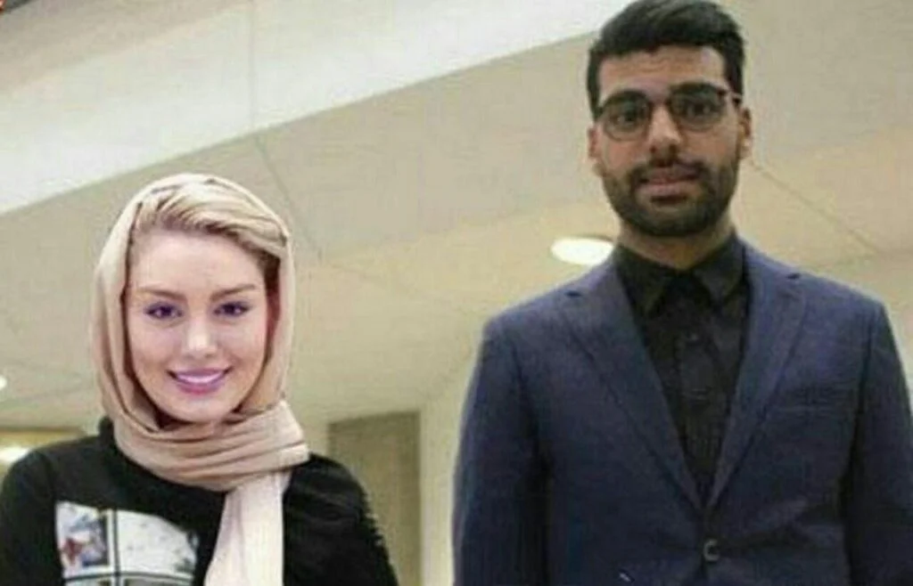 مهدی طارمی با عینک و تیپ رسمی و سحر قریشی با شال کرم رنگ