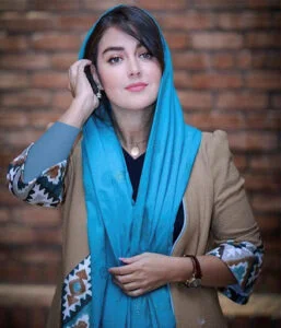 افسانه پاکرو با مانتو کرم طرح دار و شال ابی