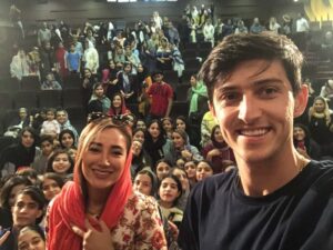 عکس بهاره افشاری در کنار سردار آزمون در استادیوم