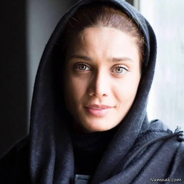 تینا آخوندتبار با روسری مشکی