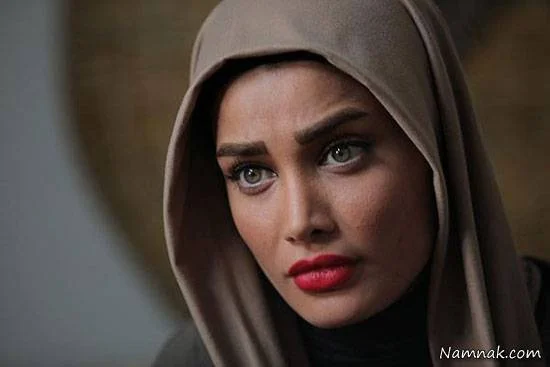 تینا آخوندتبار با روسری قهوه ای