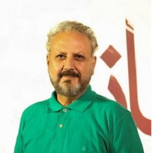 جلیل فرجاد با تیشرت سبز از بازیگران مرد ایرانی بالای 50 سال