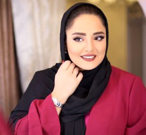 نرگس محمدی با مانتو سرخابی و شال مشکی