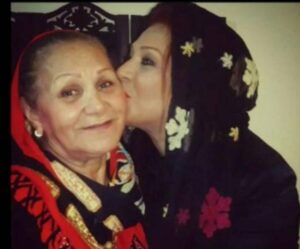 نسرین مقانلو در حال بوسیدن مادرش