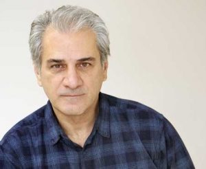 ناصر هاشمی از بازیگران مرد ایرانی بالای 50 سال با لباس چهارخونه سورمه ای