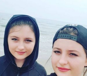  سلفی سارا و نیکا کنار دریا