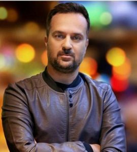 احمد مهران فر با کاپشن چرم از بازیگران متولد ماه خرداد